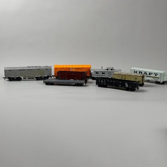 Vintage HO Scale 8 Train Cars Lot W/ Box Cars Caboose & Hopper Mixed Cars - Picture 1 of 10